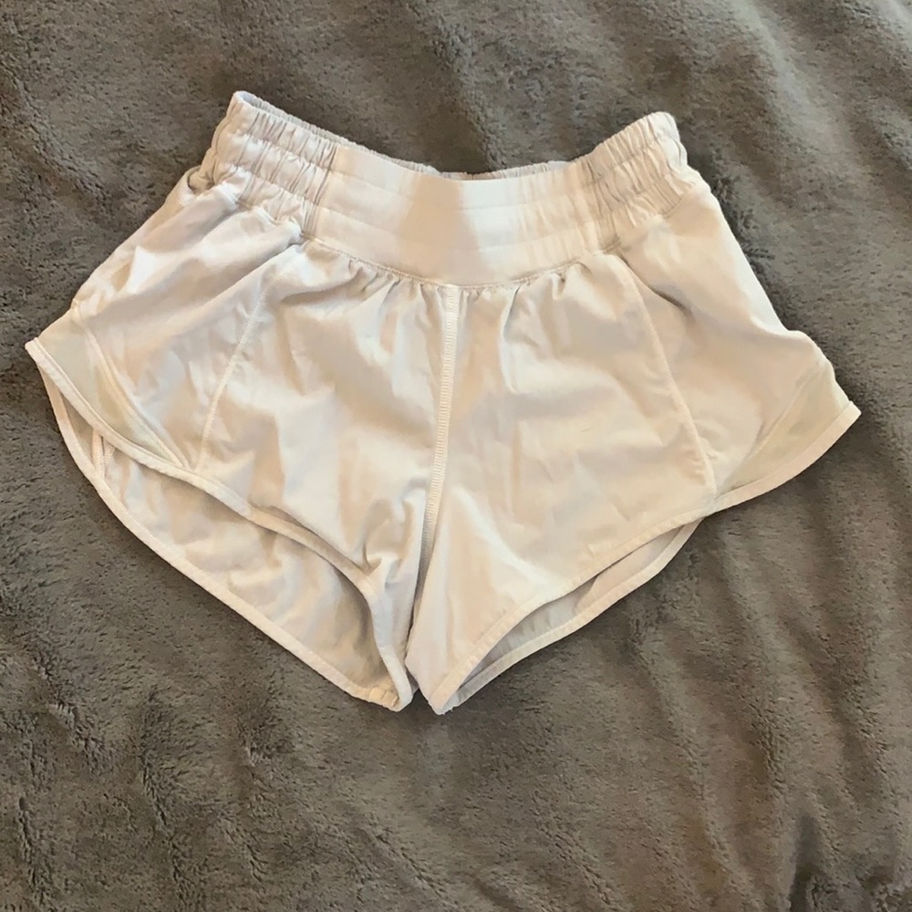 while lululemon 2.5 hotty hot shorts